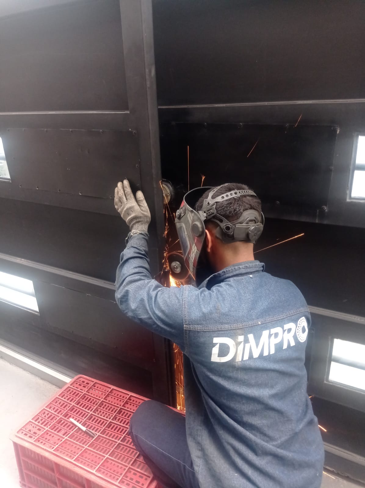 Operario de DIMPRO trabajando en taller